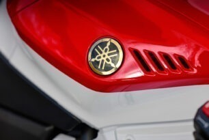 Un’eredità che lascia il segno: Yamaha festeggia il 70° anniversario con i colori iconici della gamma Supersport Un’eredità che lascia il segno: Yamaha festeggia il 70° anniversario con i colori iconici della gamma Supersport